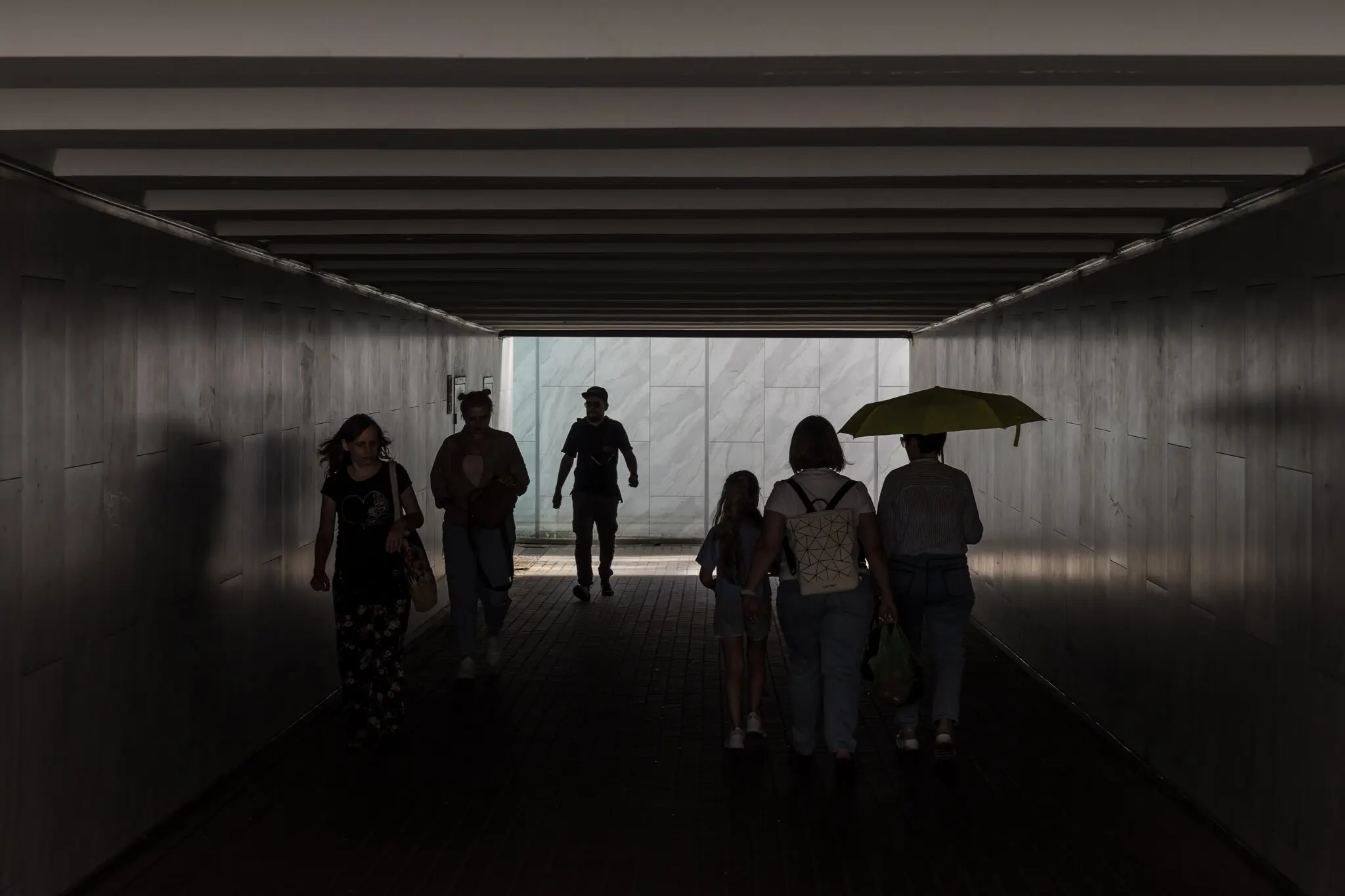 Люди ходять у підземному переході в Бучі.